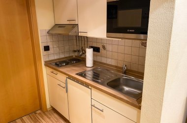 Küchenzeile des Apartments im Gästehaus Nelles Dieses Foto zeigt die Küchenzeile des Apartments im Gästehaus Nelles