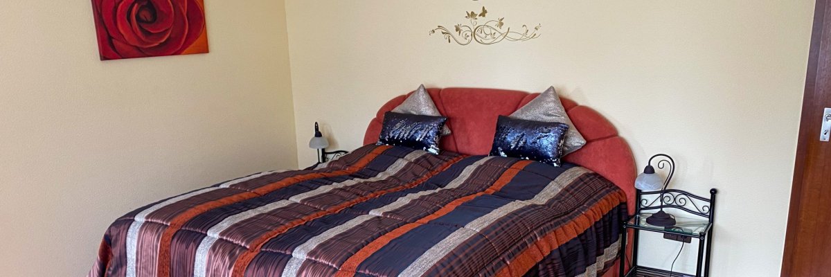 Dieses Foto zeigt das Schlafzimmer der Ferienwohnung Rosenzauber im Gästehaus Nelles