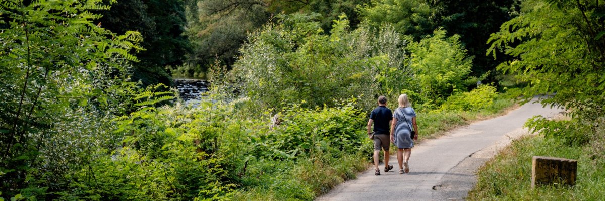 Spaziergänger an der Ahr Dieses Bild zeigt Spaziergänger an der Ahr