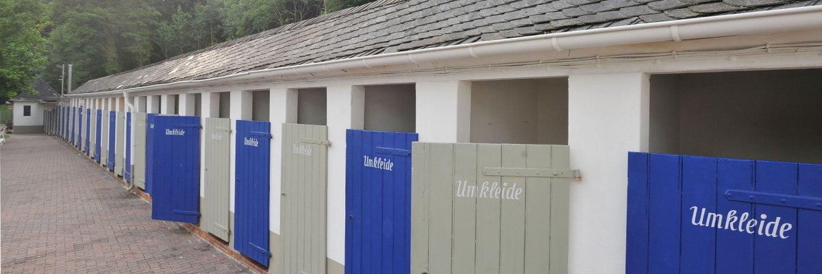 Dieses Foto zeigt die Umkleidekabinen im Thermalfreibad Bad Bodendorf
