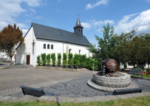 Dieses Foto zeigt den Dorfplatz in Koisdorf