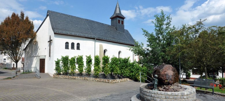 Dorfplatz in Koisdorf Dieses Foto zeigt den Dorfplatz in Koisdorf