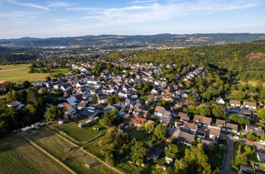 Dieses Bild zeigt Koisdorf von oben als Drohnenaufnahme