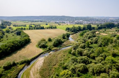 Dieses Foto zeigt die Goldene Meile mit der Ahr und Sinzig im Hintergrund als Drohnenaufnahme