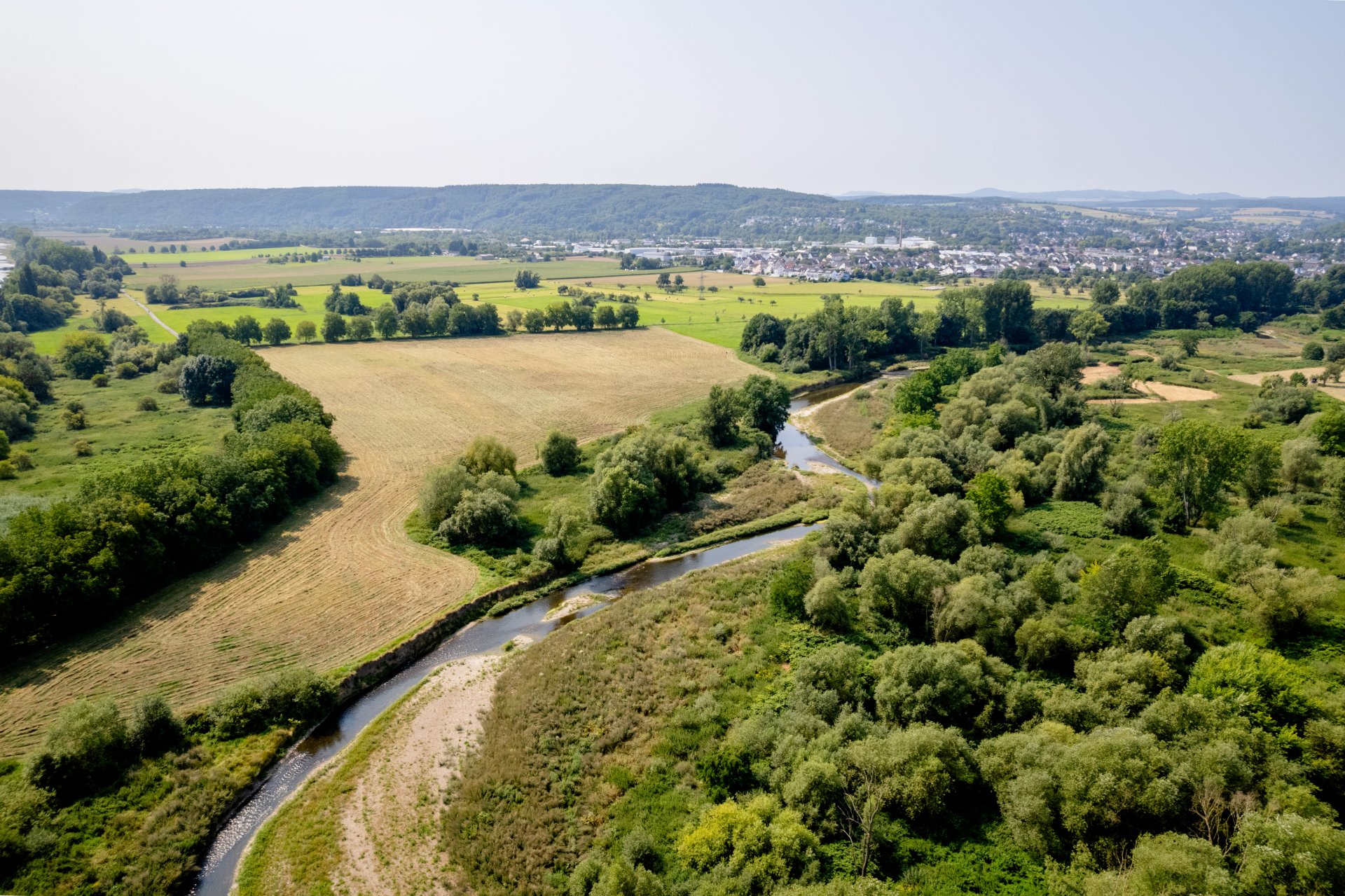 Dieses Foto zeigt die Goldene Meile mit der Ahr und Sinzig im Hintergrund als Drohnenaufnahme