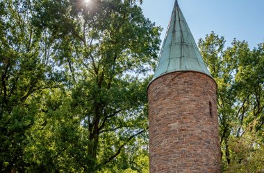 Dieses Bild zeigt den Turm am Ehrenfriedhof in Bad Bodendorf