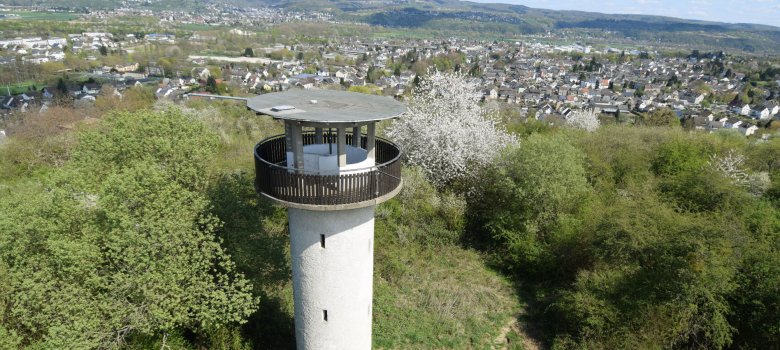 Dieses Foto zeigt den Feltenturm in Sinzig als Drohnenaufnahme