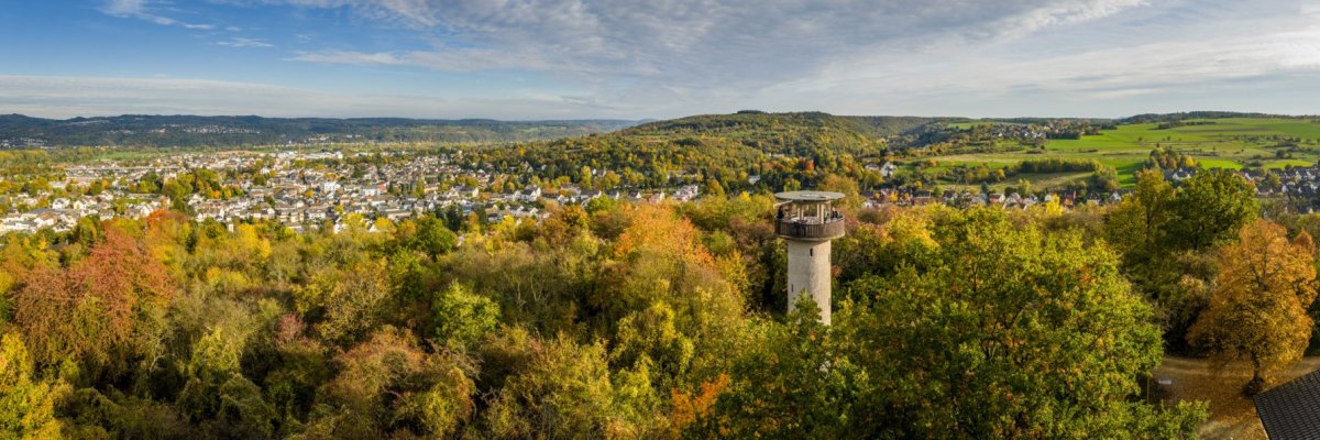 Dieses Foto zeigt den Feltenturm im Herbst