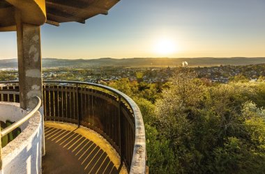Dieses Foto zeigt die Aussicht vom Feltenturm bei Sonnenuntergang