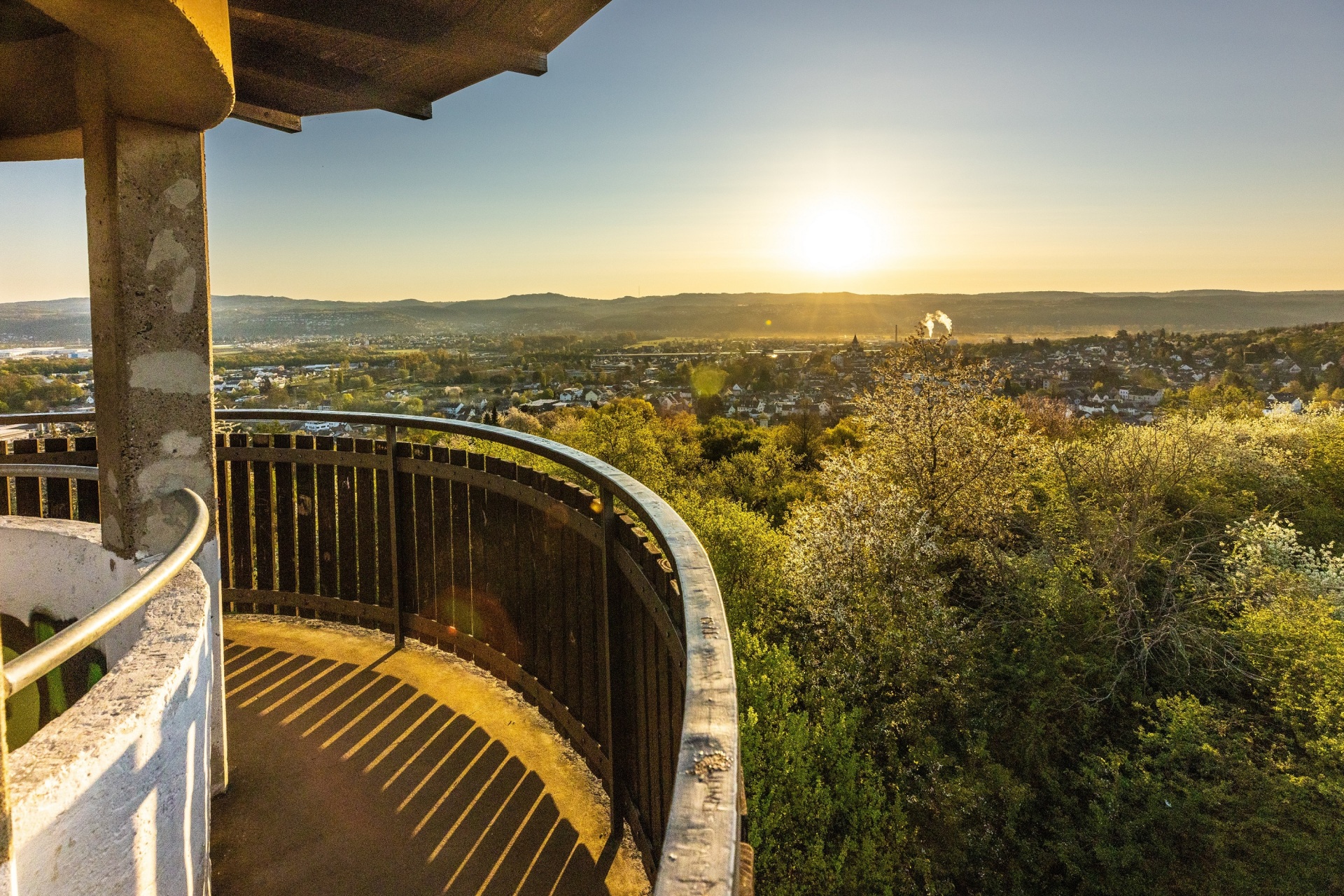 Dieses Foto zeigt die Aussicht vom Feltenturm bei Sonnenuntergang
