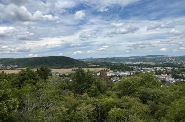 Dieses Foto zeigt die Aussicht vom Feltenturm in das Ahr- und Rheintal