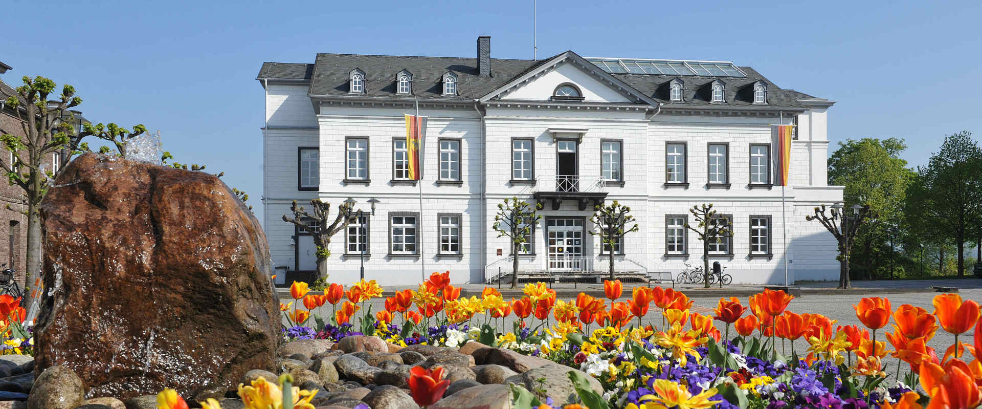 Sinziger Rathaus mit Brunnen Dieses Foto zeigt das Sinziger Rathaus mit dem Brunnen im Vordergrund