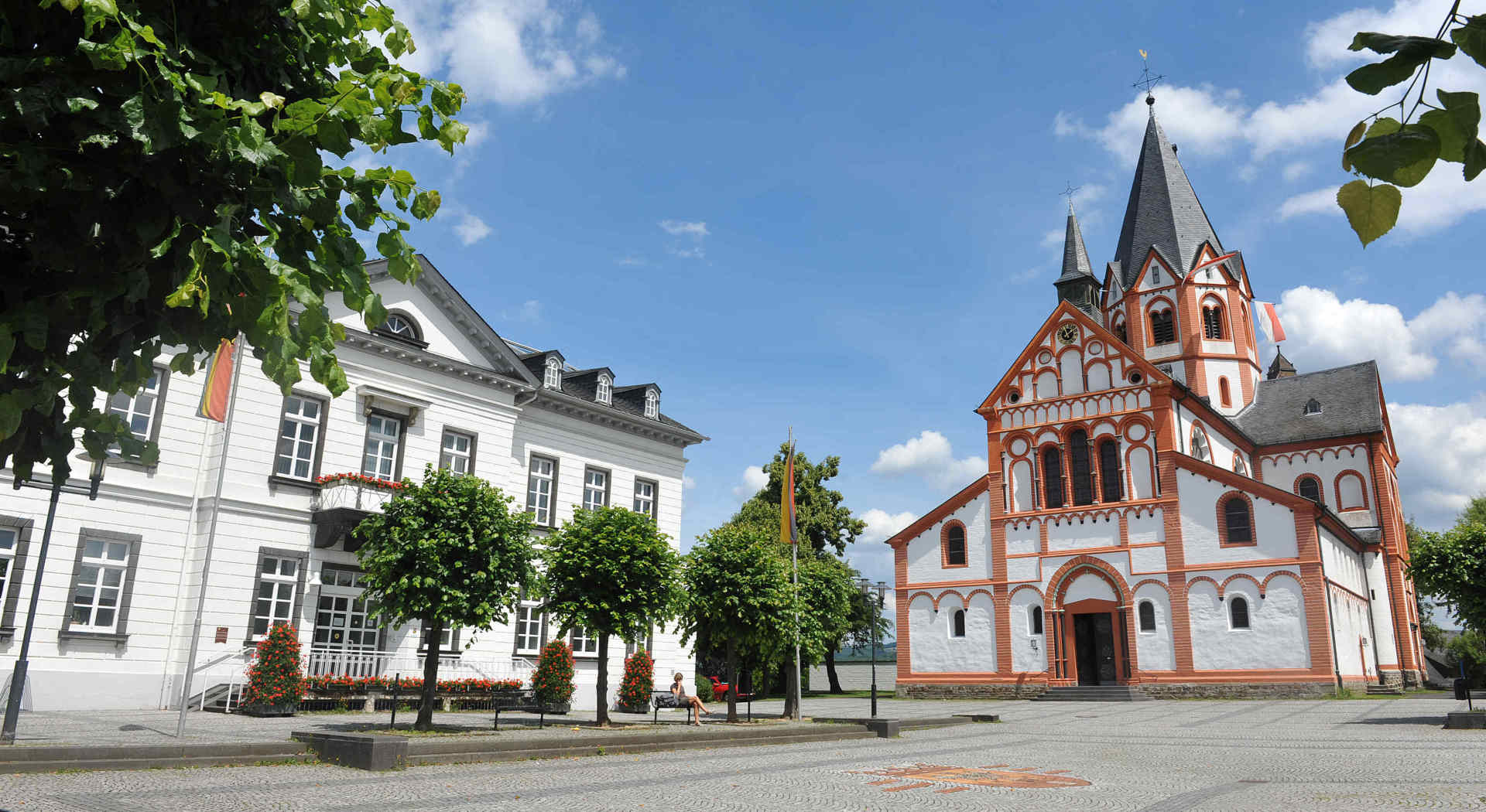 Kirche St. Peter mit Rathaus in Sinzig Dieses Foto zeigt die Kirche St. Peter mit Rathaus