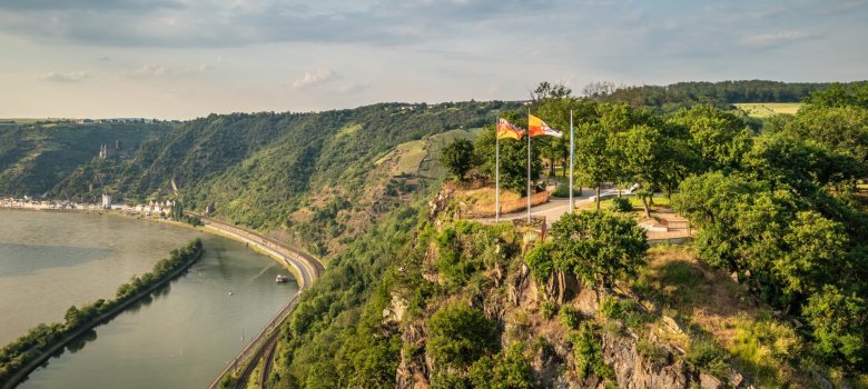 Dieses Foto zeigt einen Blick vom Loreley Plateau auf den Rhein