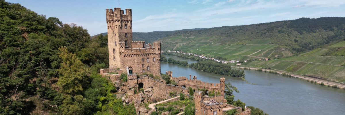 Die Burg Sooneck im Oberen Mittelrheintal Dieses Foto zeigt die Burg Sooneck im Oberen Mittelrheintal