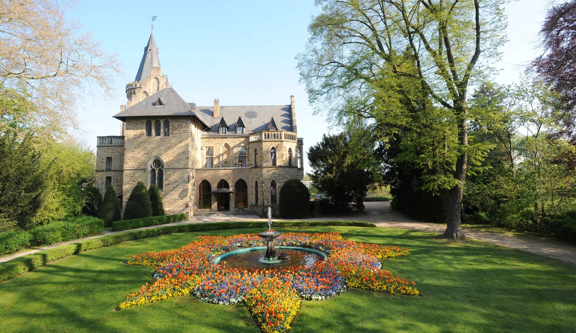Auf diesem Foto ist das Sinziger Schloss mit seinem Brunnen abgebildet.
