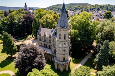 Das Schloss Sinzig mit der Pfarrkirche St. Peter imHintergrund