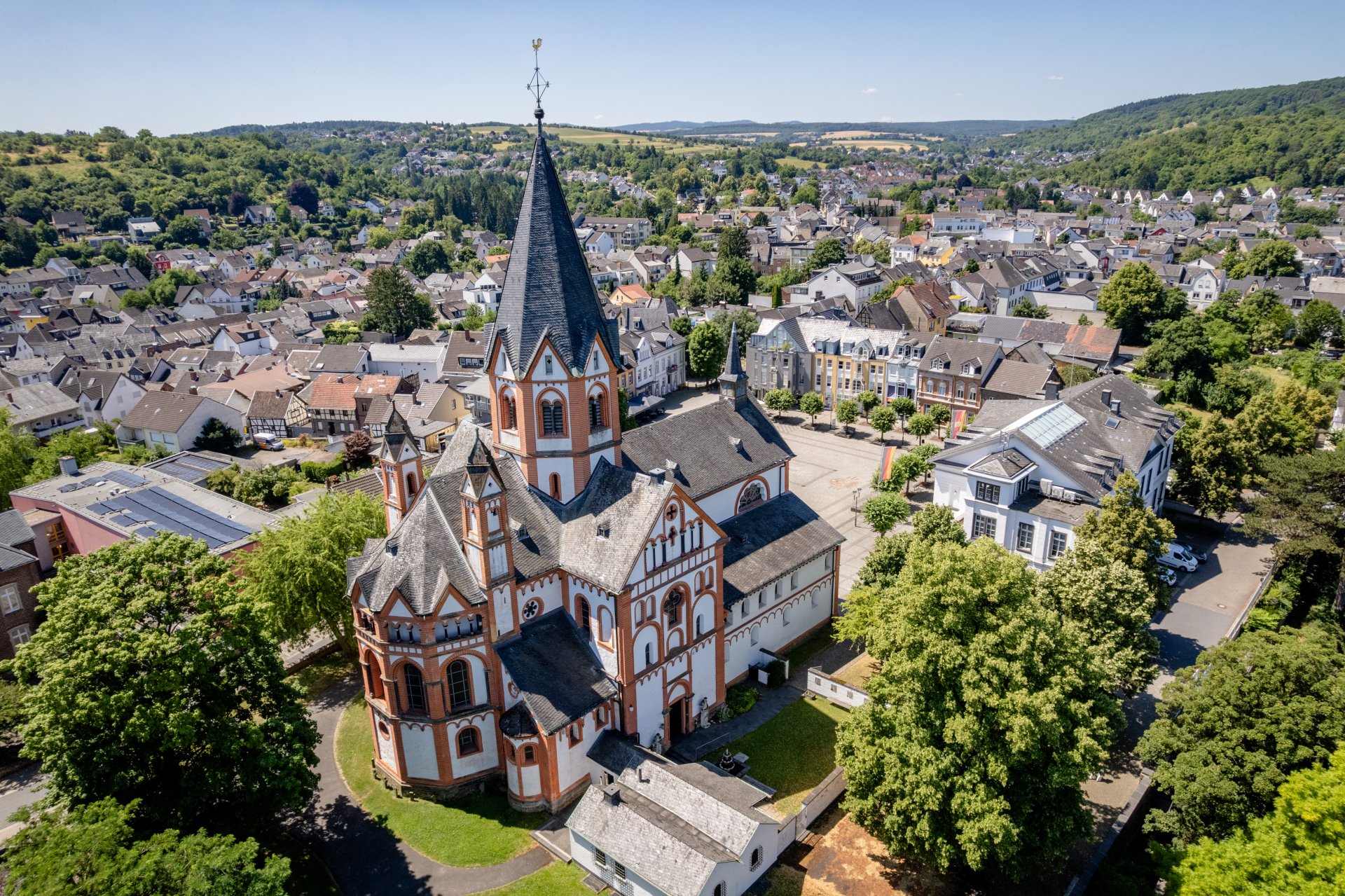 Dieses Foto zeigt St. peter aus der Vogelperspektive, mit der Kernstadt im Hintergrund