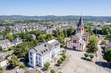 Dieses Foto zeigt den Kirchplatz mit dem Rathaus und der Kirche St. Peter aus der Vogelperspektive