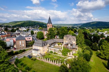 Dieses Bild zeigt den Zehnhof mit der Pfarrkirche St. Peter im Hintergrund als Drohnenaufnahme