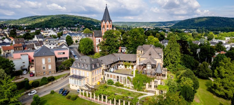 Dieses Bild zeigt den Zehnhof mit der Pfarrkirche St. Peter im Hintergrund als Drohnenaufnahme