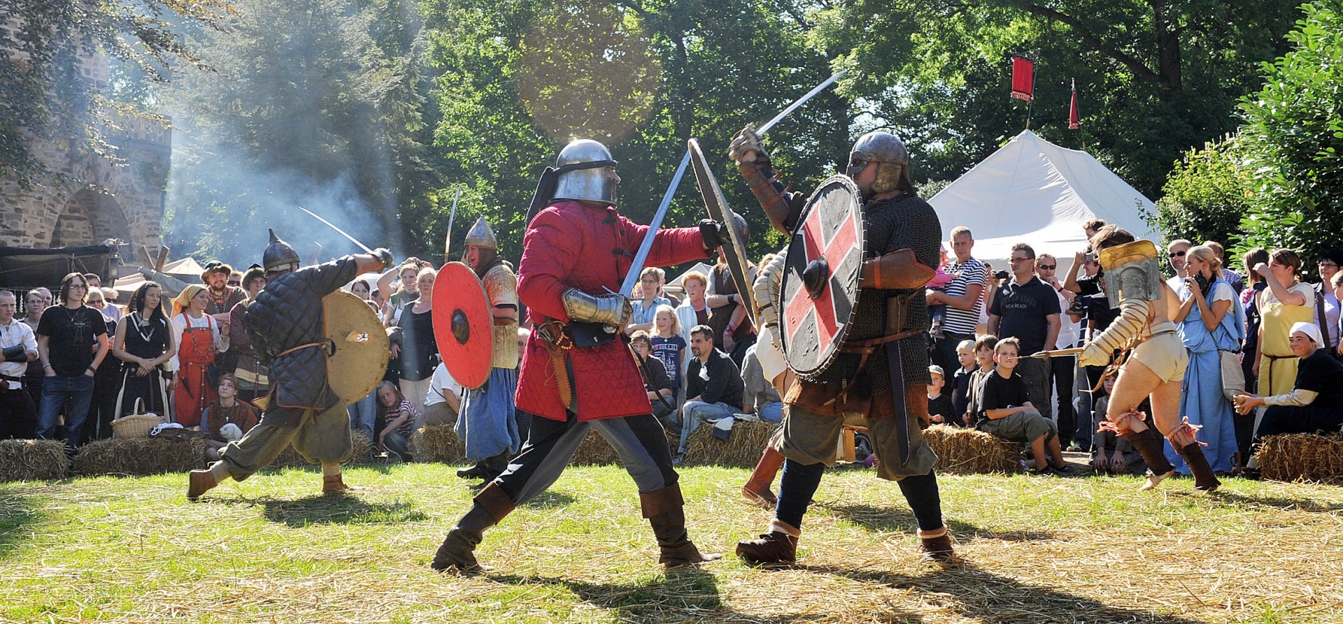 Das Foto zeigt mehrere Ritter im Schwertkampf