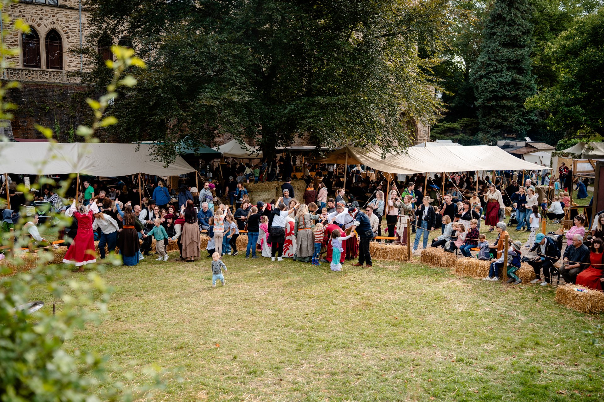 Dieses Bild zeigt den mittelalterlichen Barbarossamarkt im Sinziger Schlosspark