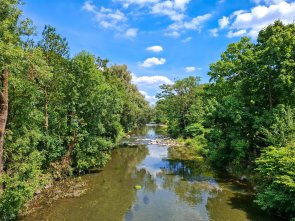 Dieses Foto zeigt die Ahr bei Bad Bodendorf, wo auch der Ahr-Radweg entlangfließt
