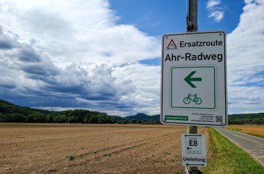 Dieses Foto zeigt eine Beispielbeschilderung für den Ahr-Radweg