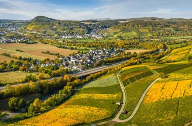 Dieses Foto zeigt die Aussicht der AhrSchleife "RheinAhrSicht" auf das Ahrtal