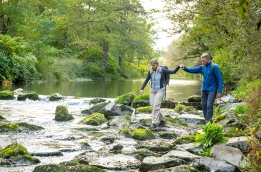 Dieses Foto zeigt Wanderer an der Ahr auf der AhrSchleife "RheinAhrSicht"