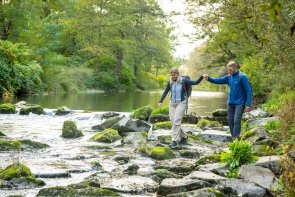 Dieses Foto zeigt Wanderer an der Ahr auf der AhrSchleife "RheinAhrSicht"