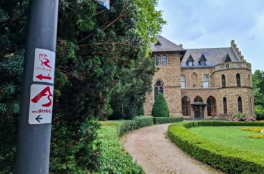 Dieses Foto zeigt eine Beschriftung für den RheinBurgenWeg und den Ahrsteig am Sinziger Schloss