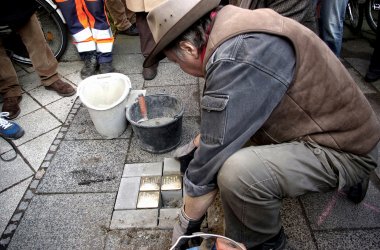 Dieses Foto zeigt die Verlegung der Stolpersteine